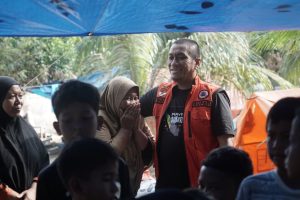 Bupati Irwan Salurkan Bantuan Banjir Bandang Warga Luwu Timur di Aceh Tamiang