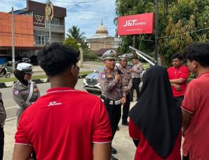 Kasatlantas Polres Luwu Timur, AKP Agusmawan saat memberikan pengarahan kepada karyawan J&T Express di Kantornya, Desa Puncak Indah, Kecamatan Malili, Jumat (30/1/2026).