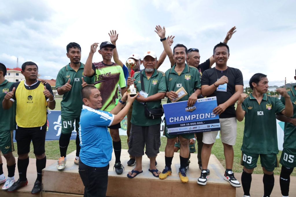 RCH Bone-bone Juara Turnamen Bupati Legend Cup I, Bupati Luwu Timur Kasih Tambahan Hadiah ke Juara