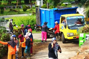 Pemkab Luwu Timur Masyarakat TNI dan Polri Jumat Bersih di Pasar Malili