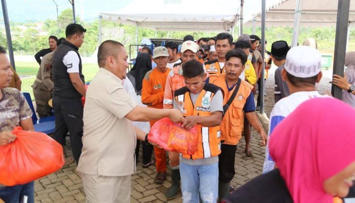 IBAS-Puspa Bagi Paket Lebaran ke Petugas Kebersihan Jelang Idulfitri 1447 Hijriah