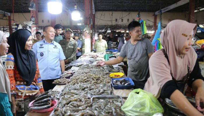 Jelang Lebaran, Bupati Luwu Timur Pantau Pasar, LPG 3 Kilogram dan Stok BBM