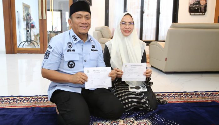 Ditemani Ani Nurbani, Bupati Luwu Timur Bayar Zakat Fitrah di Baznas