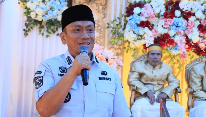Bupati Irwan di Loeha Raya, Cek Infrastruktur Jalan Hingga Hadiri Nikah Warganya