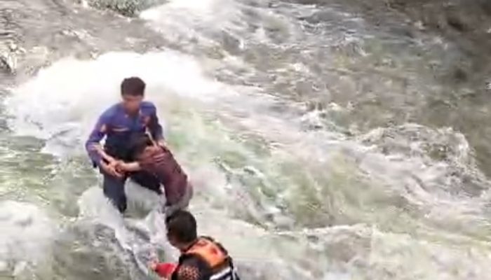 Tim Damkar dan BPBD Luwu Timur Selamatkan Bocah yang Terjebak di Sungai Wisata Uelanti