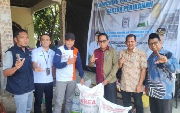 Sekda Luwu Timur Distribusikan Pupuk Subsidi ke Empat Kecamatan Pembudidaya Ikan