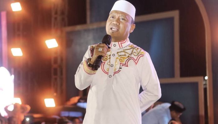Warga Luwu Timur Nikmati Ceramah Ustad Das’ad Latif di Bawah Guyur Hujan
