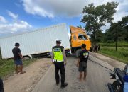 Satlantas Polres Luwu Timur Evakuasi Truk Tronton Tutup Jalur Trans Sulawesi Dekat SPBU Ussu