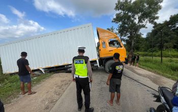 Satlantas Polres Luwu Timur Evakuasi Truk Tronton Tutup Jalur Trans Sulawesi Dekat SPBU Ussu