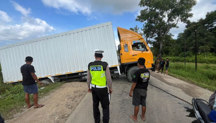 Satlantas Polres Luwu Timur Evakuasi Truk Tronton Tutup Jalur Trans Sulawesi Dekat SPBU Ussu