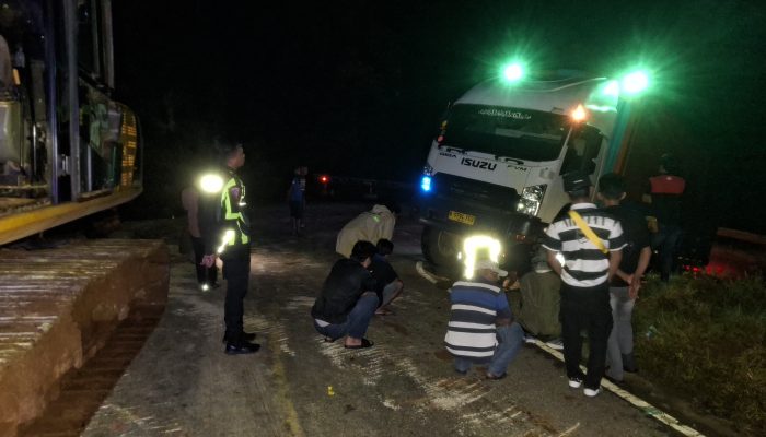 Satlantas Polres Luwu Timur Evakuasi Tronton Jalur Trans Sulsel-Sultra