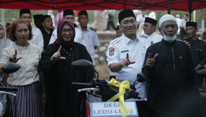 Bupati Luwu Timur Serahkan Sepeda Motor Untuk Petugas Keagamaan di Wasuponda
