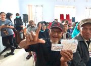 Senyum Bahagia Lansia Towuti Terima Manfaat Program Kartu Lutim Lansia
