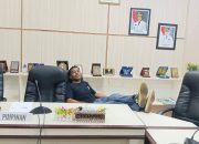 Disorot Publik, Foto Pria Naikkan Kaki di Atas Meja Ruang Rapat DPRD Luwu Timur