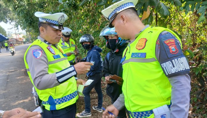Satlantas Polres Luwu Timur Imbau Pengendara Lengkap Dokumen dan Standar Keselamatan Kendaraan di Jalan Raya