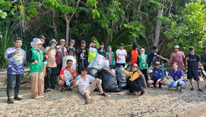 Clean Up Day PT CLM di Pulau Bulu Poloe, DLH Luwu Timur: Kampanye ini Sangat Bermanfaat