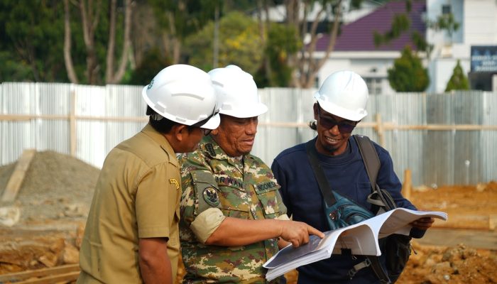 Bupati Luwu Timur Tinjau Pembangunan MPP dan Lapangan Pendidikan, Pastikan Pekerjaan Sesuai Perencanaan