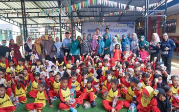 Dinsos P3A Luwu Timur Salurkan 152 Dos Susu untuk Murid TK 11 Kecamatan
