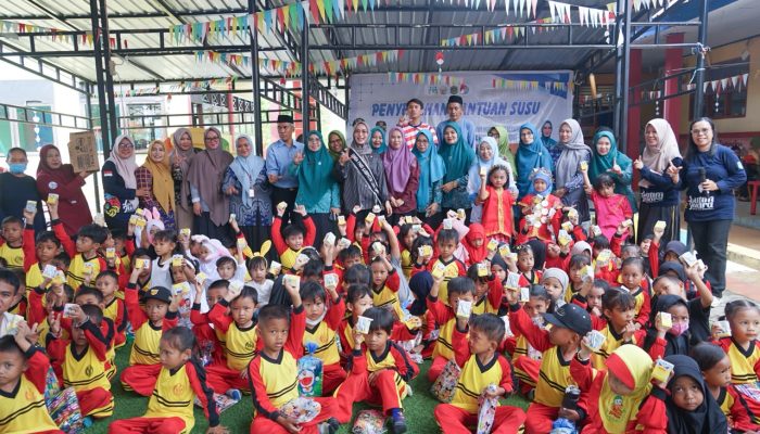Dinsos P3A Luwu Timur Salurkan 152 Dos Susu untuk Murid TK 11 Kecamatan