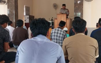 Polsek Malili Gelar Jumat Keliling, Iptu Awaluddin Jadi Khatib Salat Jumat di Masjid Nurul Haq Desa Ussu