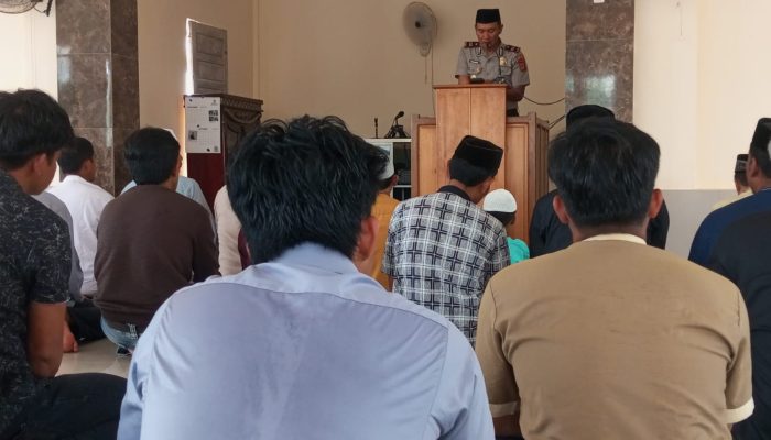 Polsek Malili Gelar Jumat Keliling, Iptu Awaluddin Jadi Khatib Salat Jumat di Masjid Nurul Haq Desa Ussu