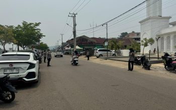 Polwan Polres Luwu Timur Gelar Pengamanan Jaga Kenyamanan Jamaah Laksanakan Salat Jumat