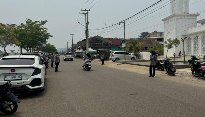 Polwan Polres Luwu Timur Gelar Pengamanan Jaga Kenyamanan Jamaah Laksanakan Salat Jumat