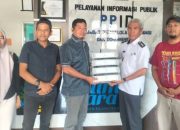 Anggota DPRD Luwu Timur Serahkan Empat Lampu Sorot untuk Lapangan Desa Balantang
